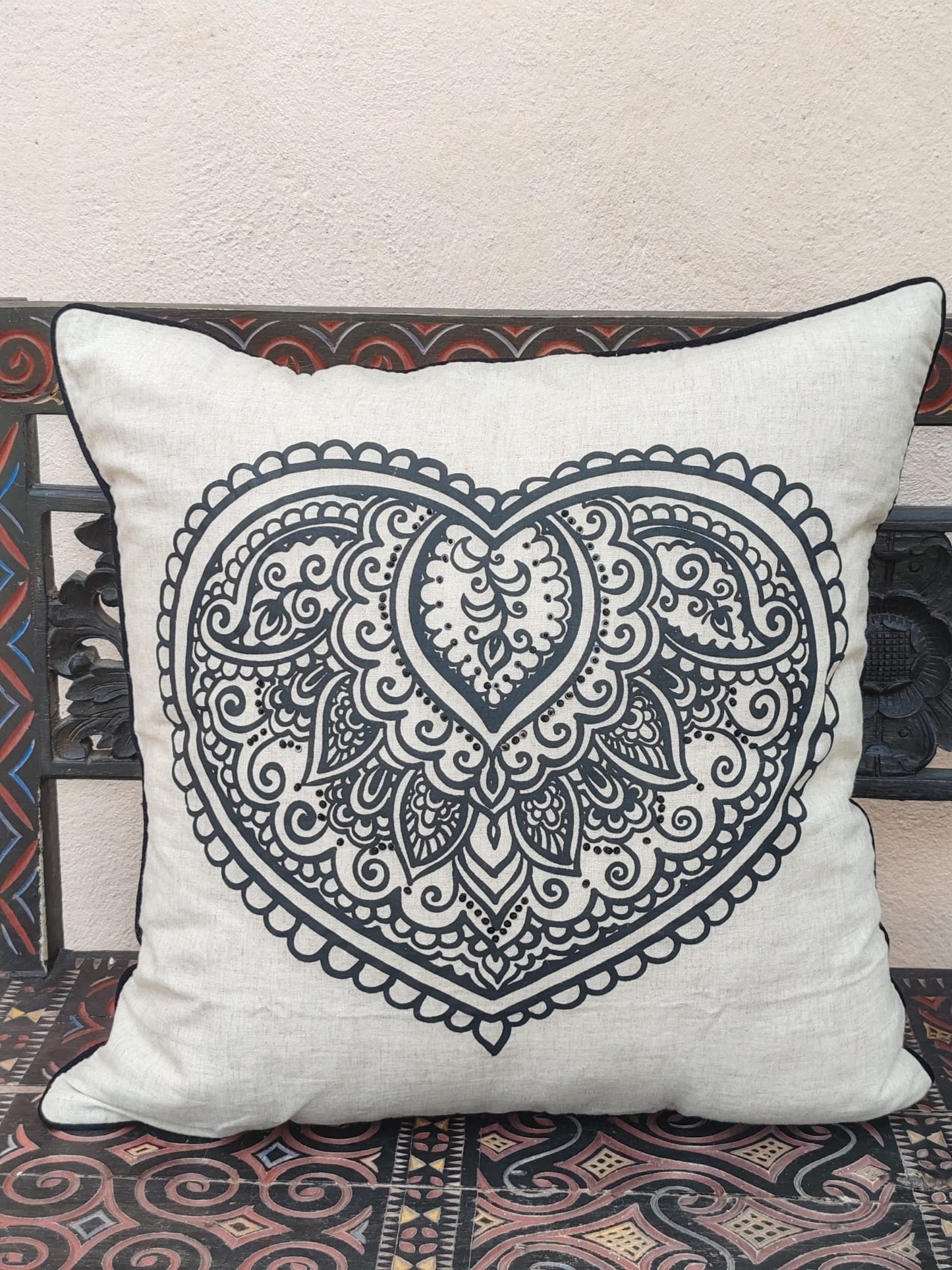 Coussin cœur brodé, orné de perles noires