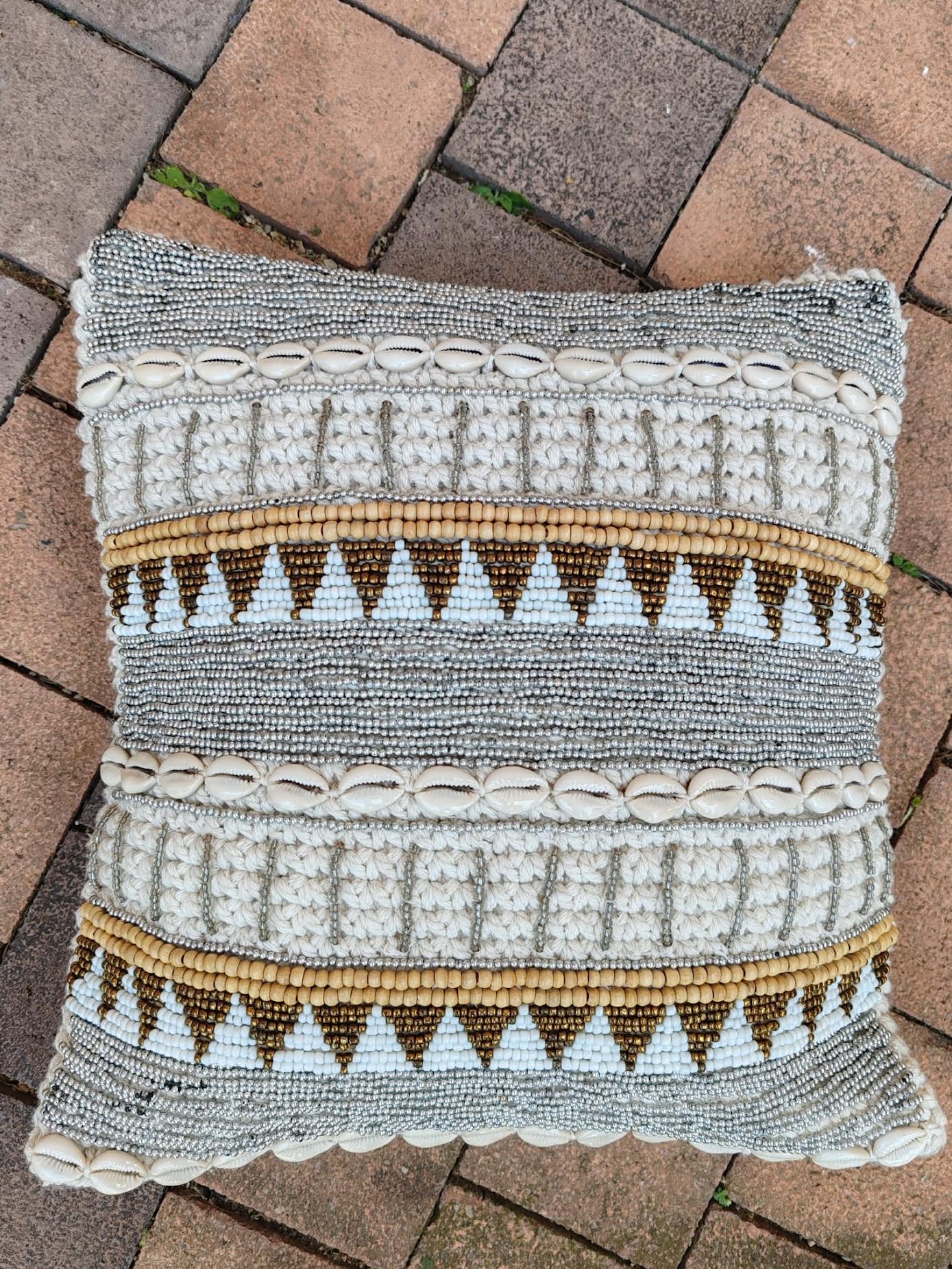 Coussin artisanal crochet – Perles & Cauris
