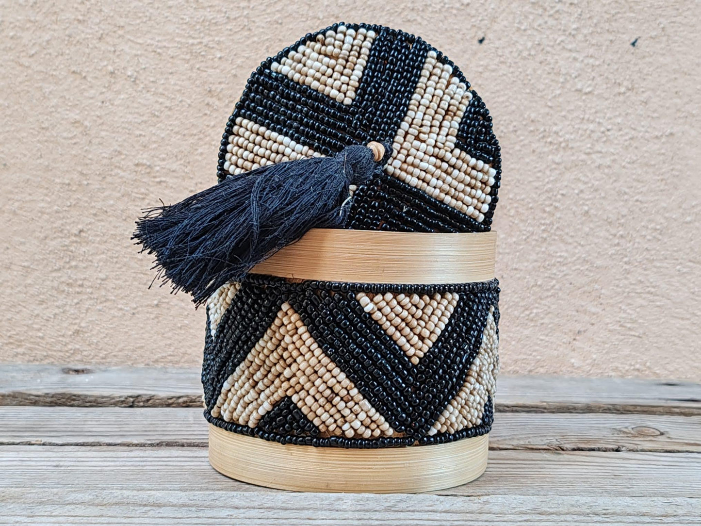 Boîte à offrandes en bambou et perles de rocaille