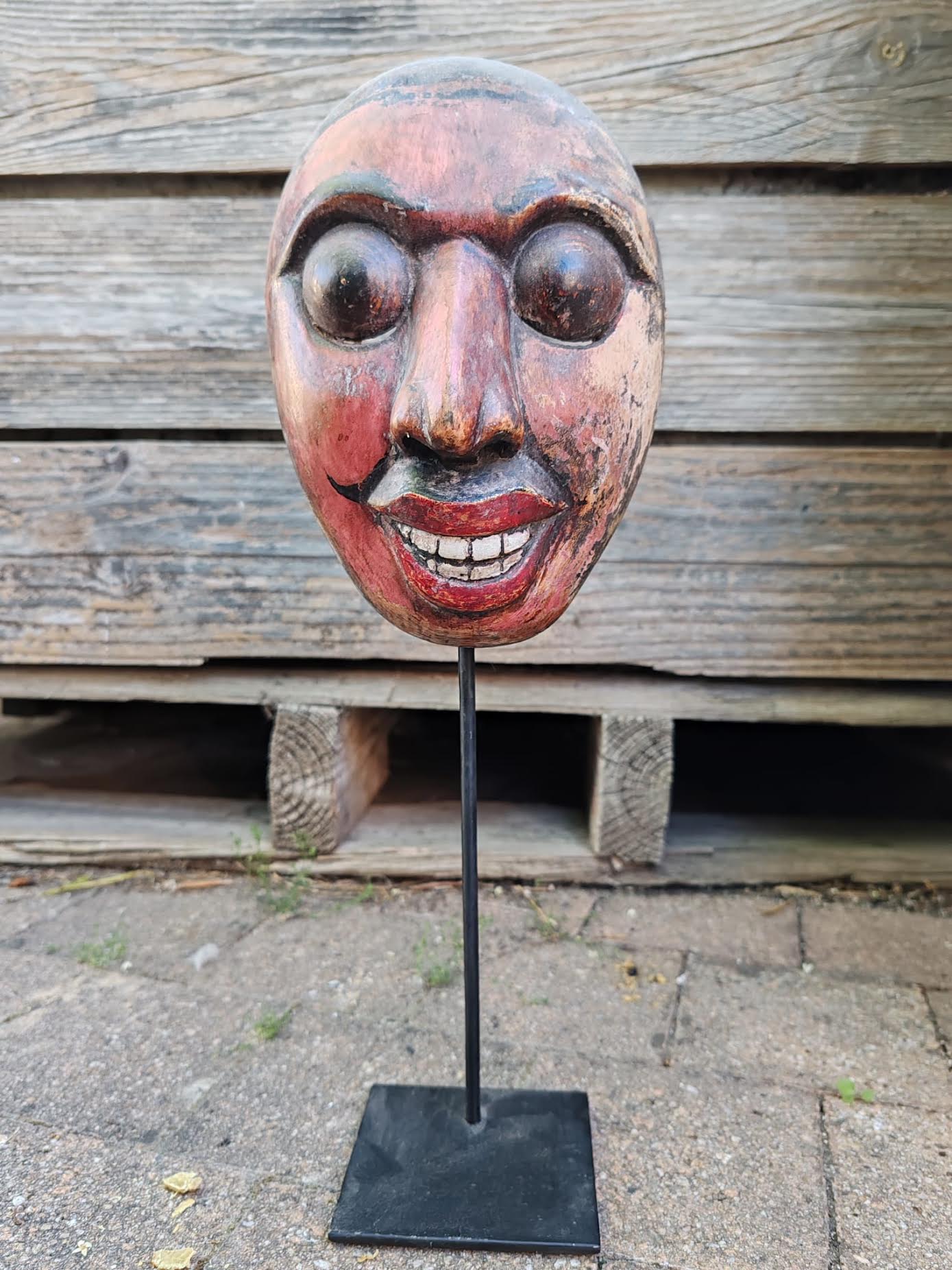 Masque sculpté traditionnel – Expression sage