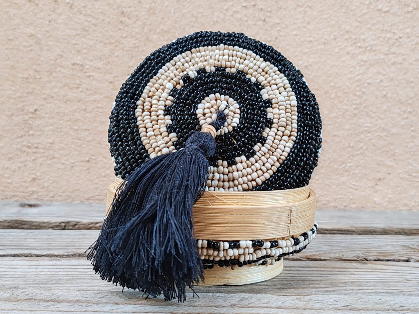 Boîte à offrandes en bambou et perles de rocaille
