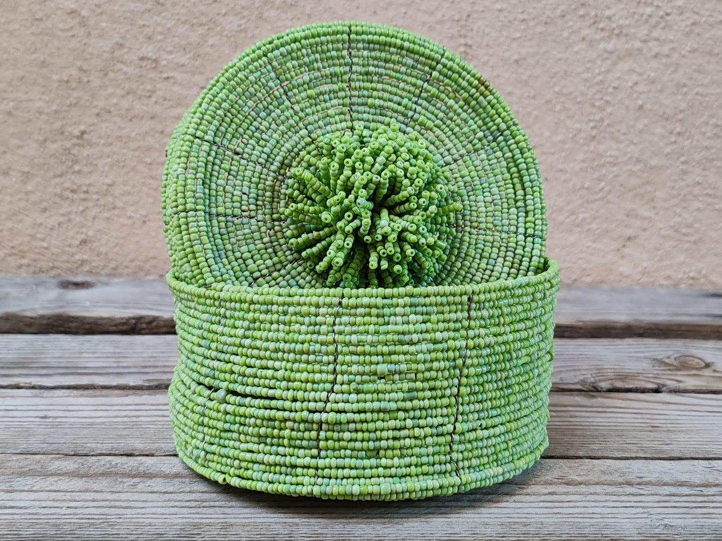 Boîte à offrandes en métal et perles de rocaille