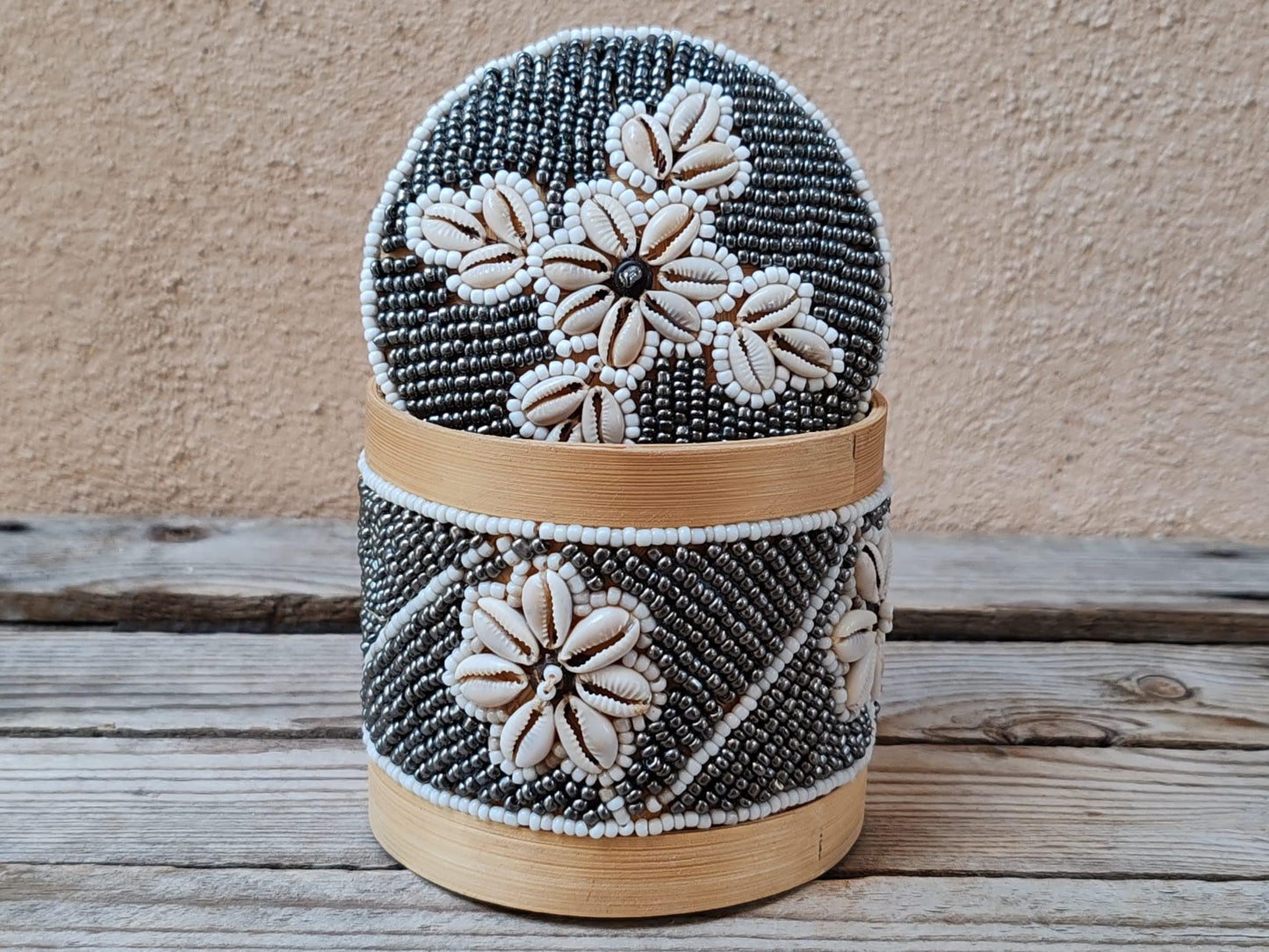 Boîte à offrandes en bambou, coquillages et perles de rocaille