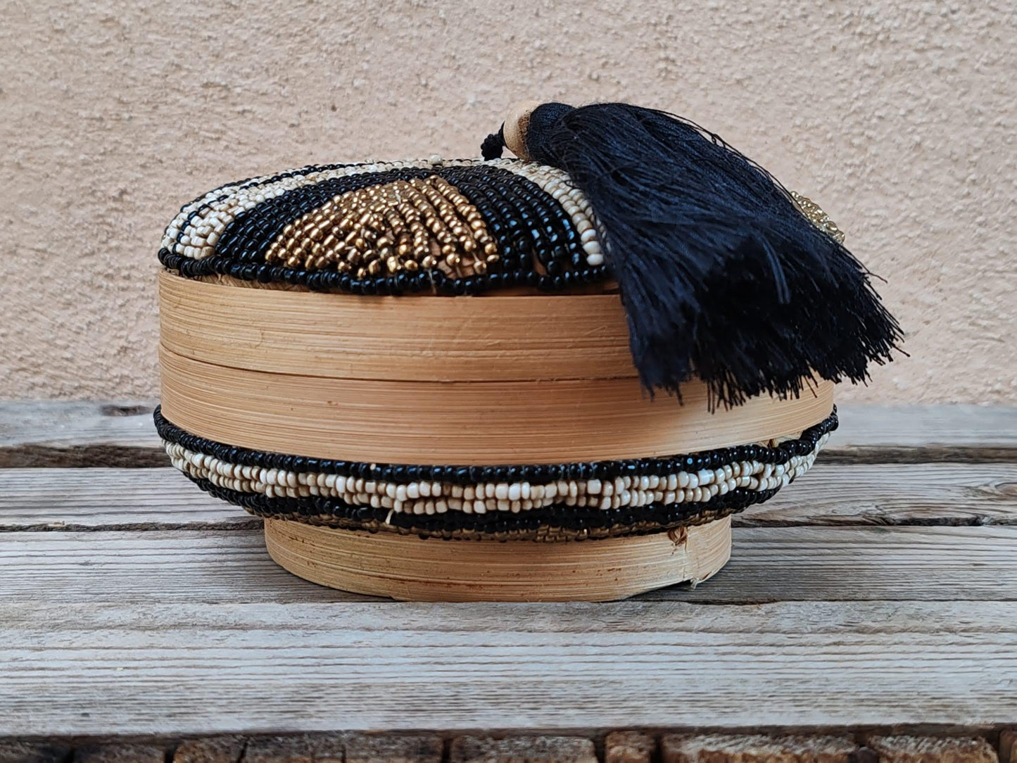 Boîte à offrandes en bambou et perles de rocaille