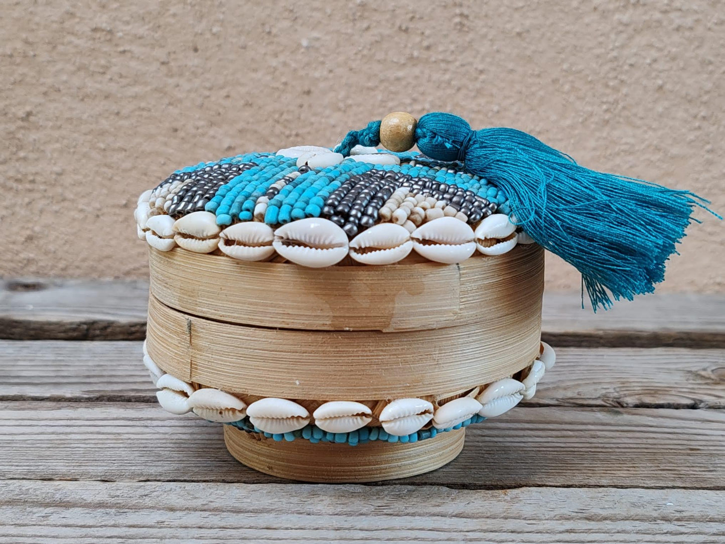 Boîte à offrandes en bambou, coquillages et perles de rocaille