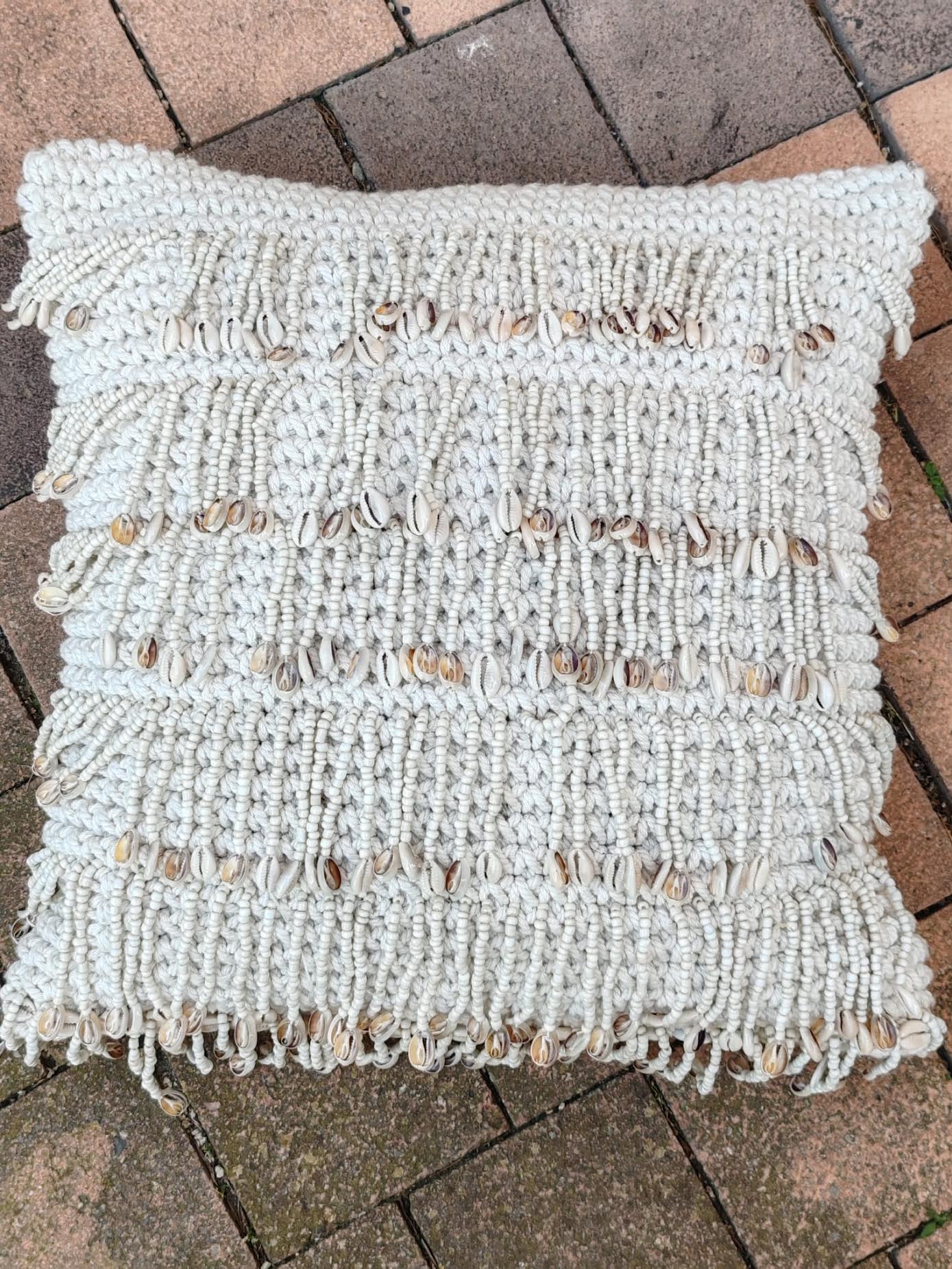 Coussin artisanal au crochet – Coquillages & perles