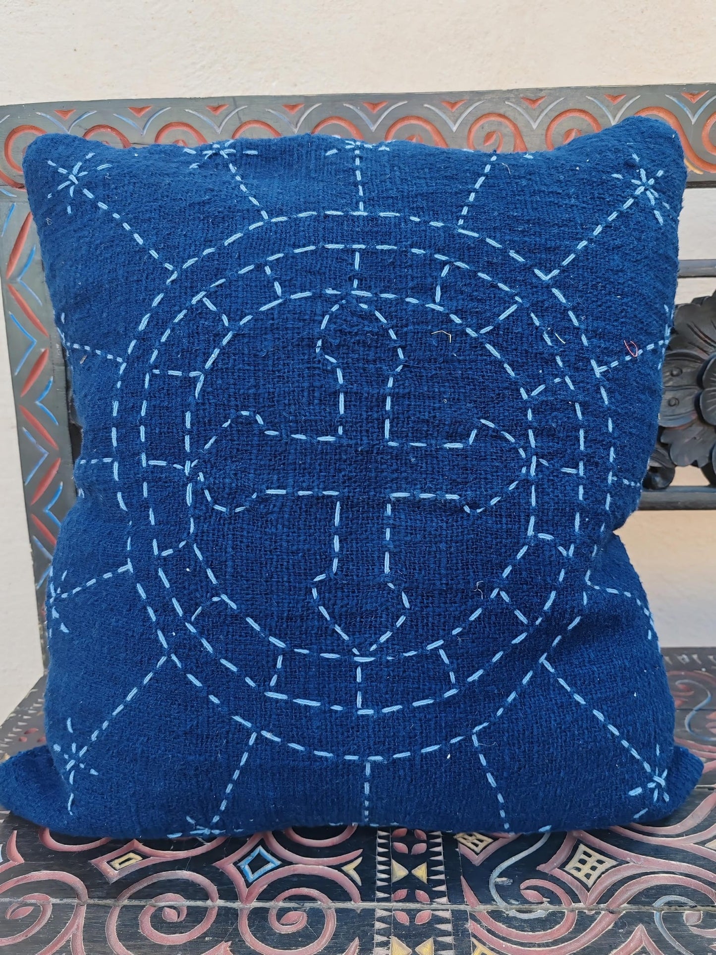 Coussin brodé croix bleue
