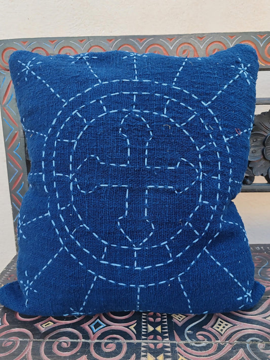 Coussin brodé croix bleue