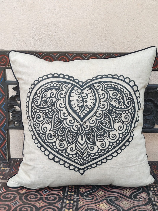 Coussin cœur brodé, orné de perles noires