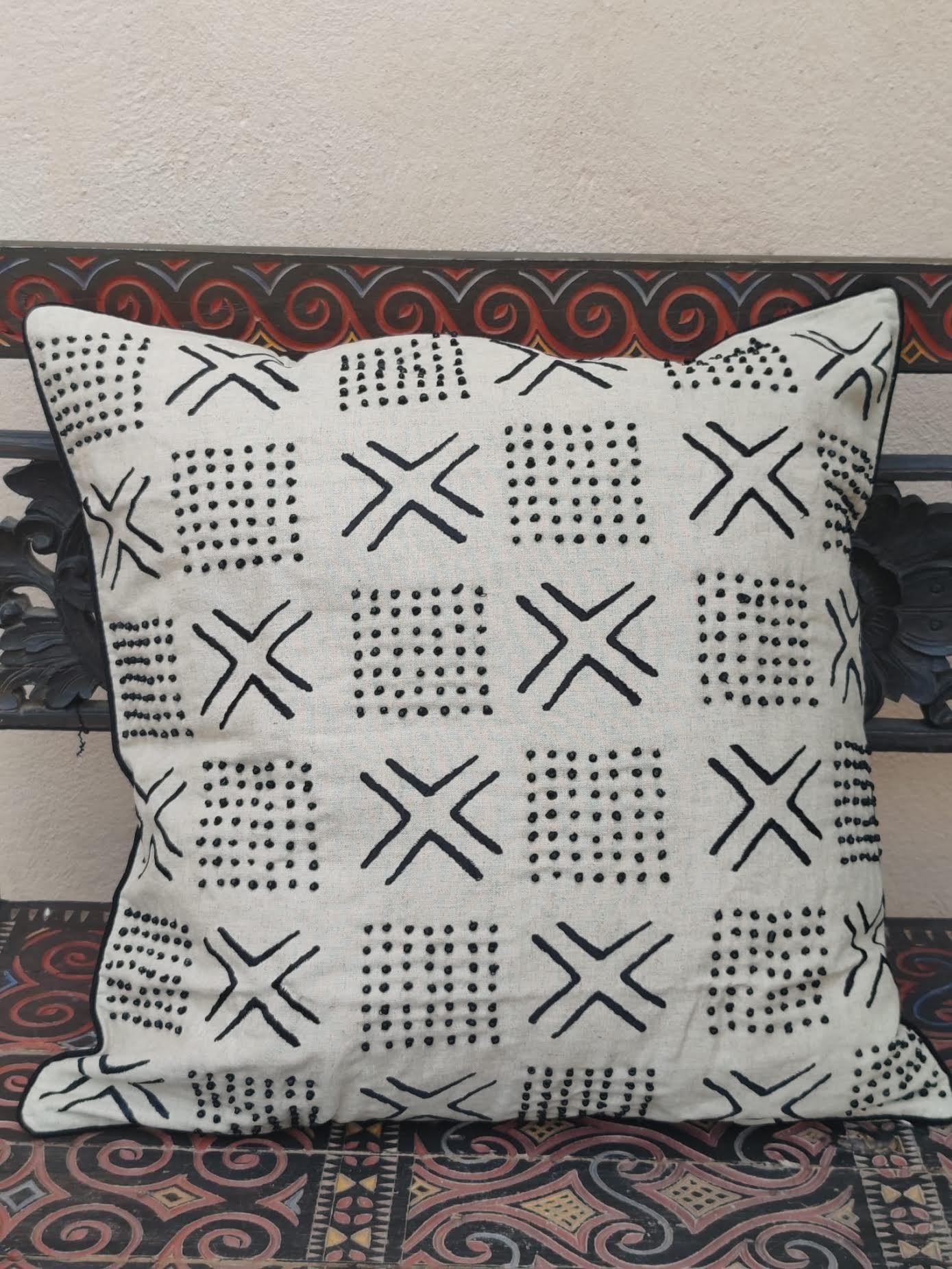 Coussin motifs croix brodé ,orné de perles noires