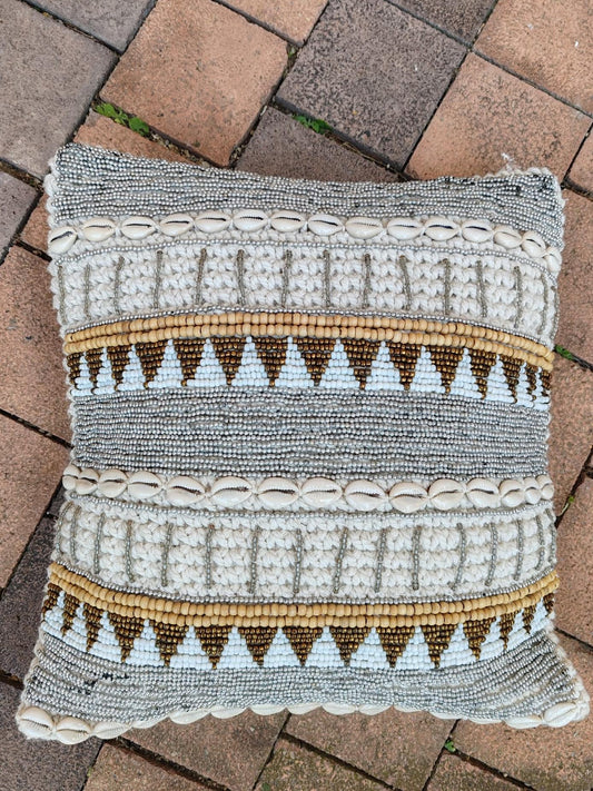 Coussin artisanal crochet – Perles & Cauris