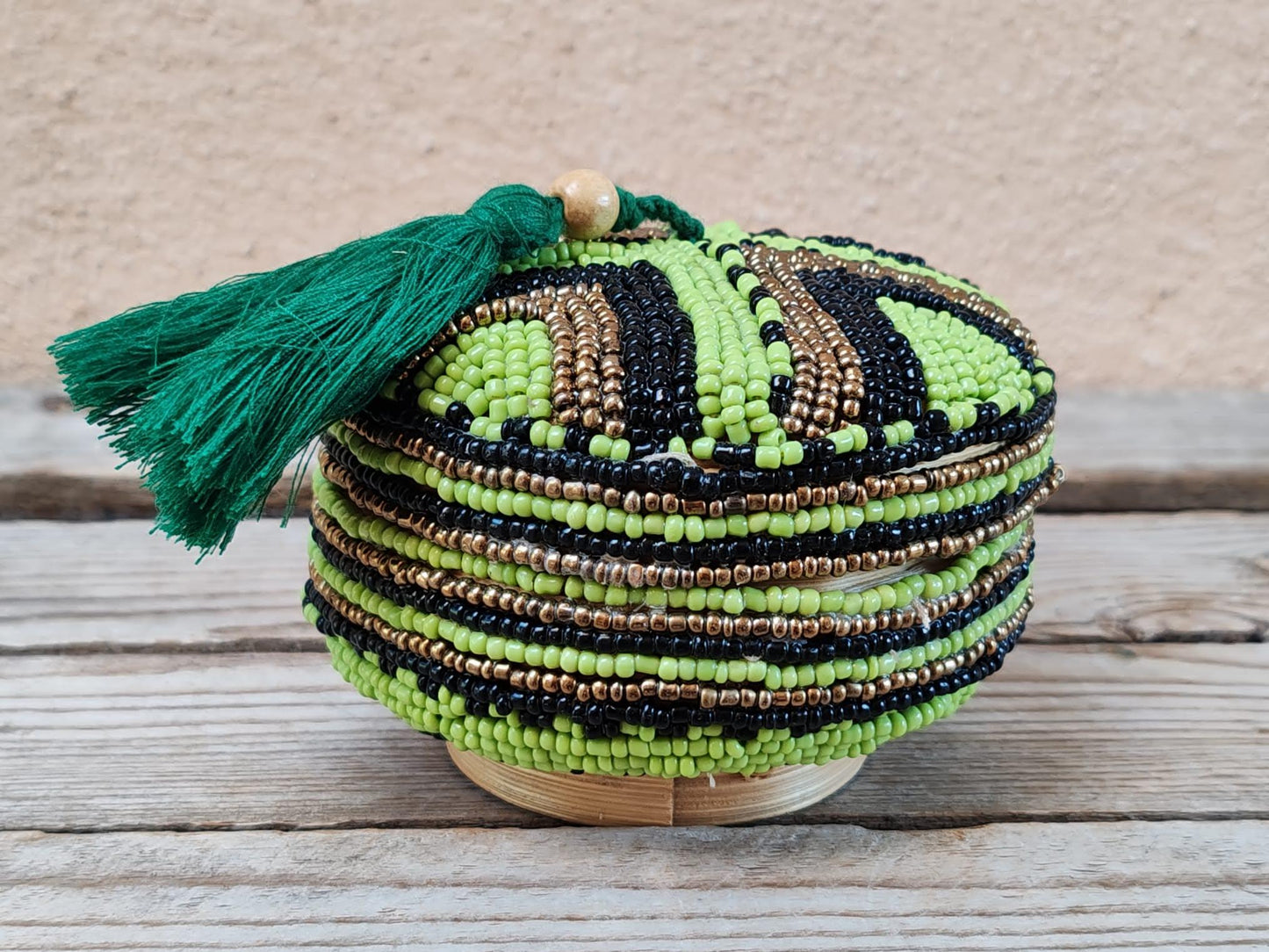 Boîte à offrandes en bambou et perles de rocaille