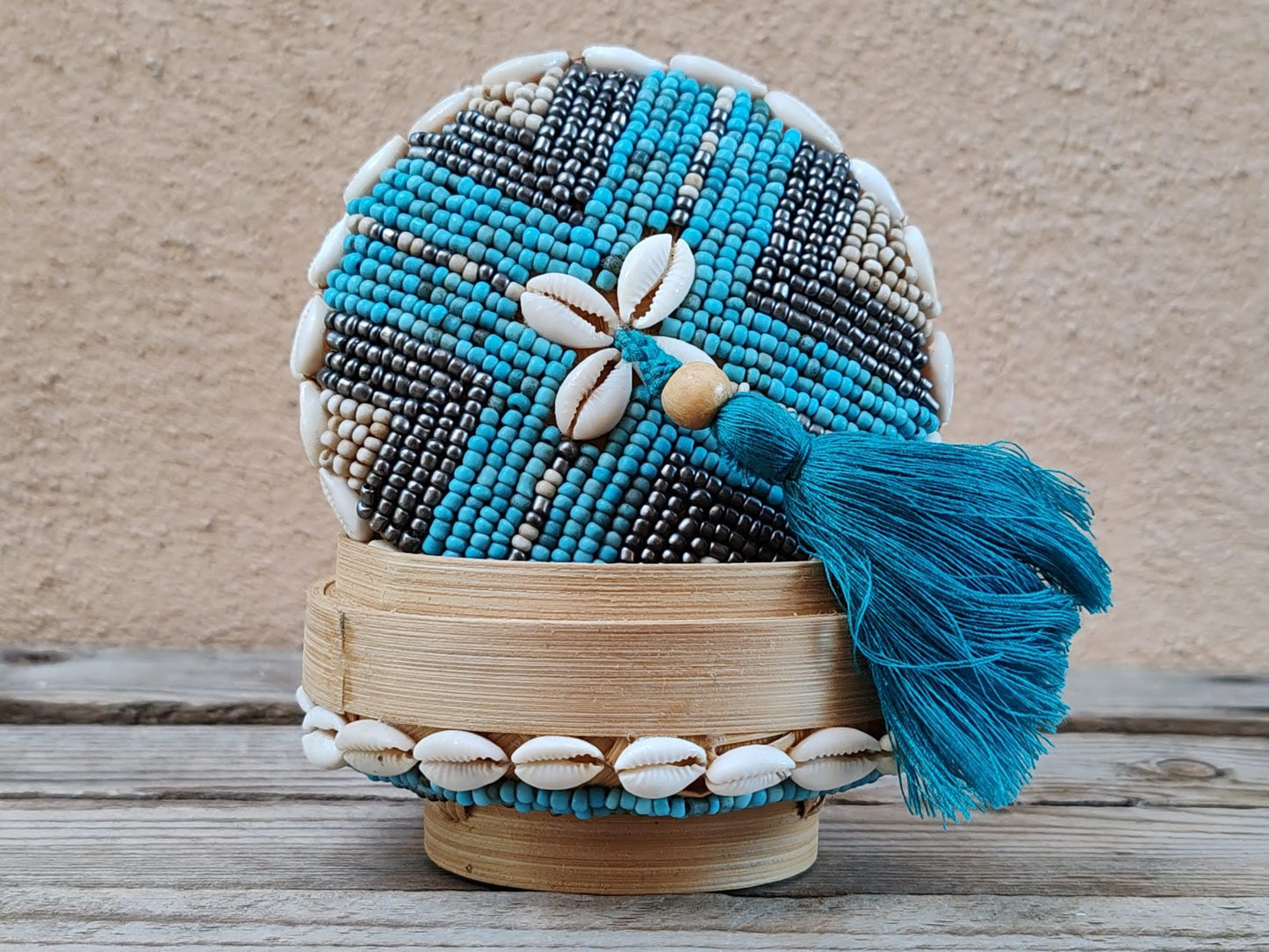 Boîte à offrandes en bambou, coquillages et perles de rocaille