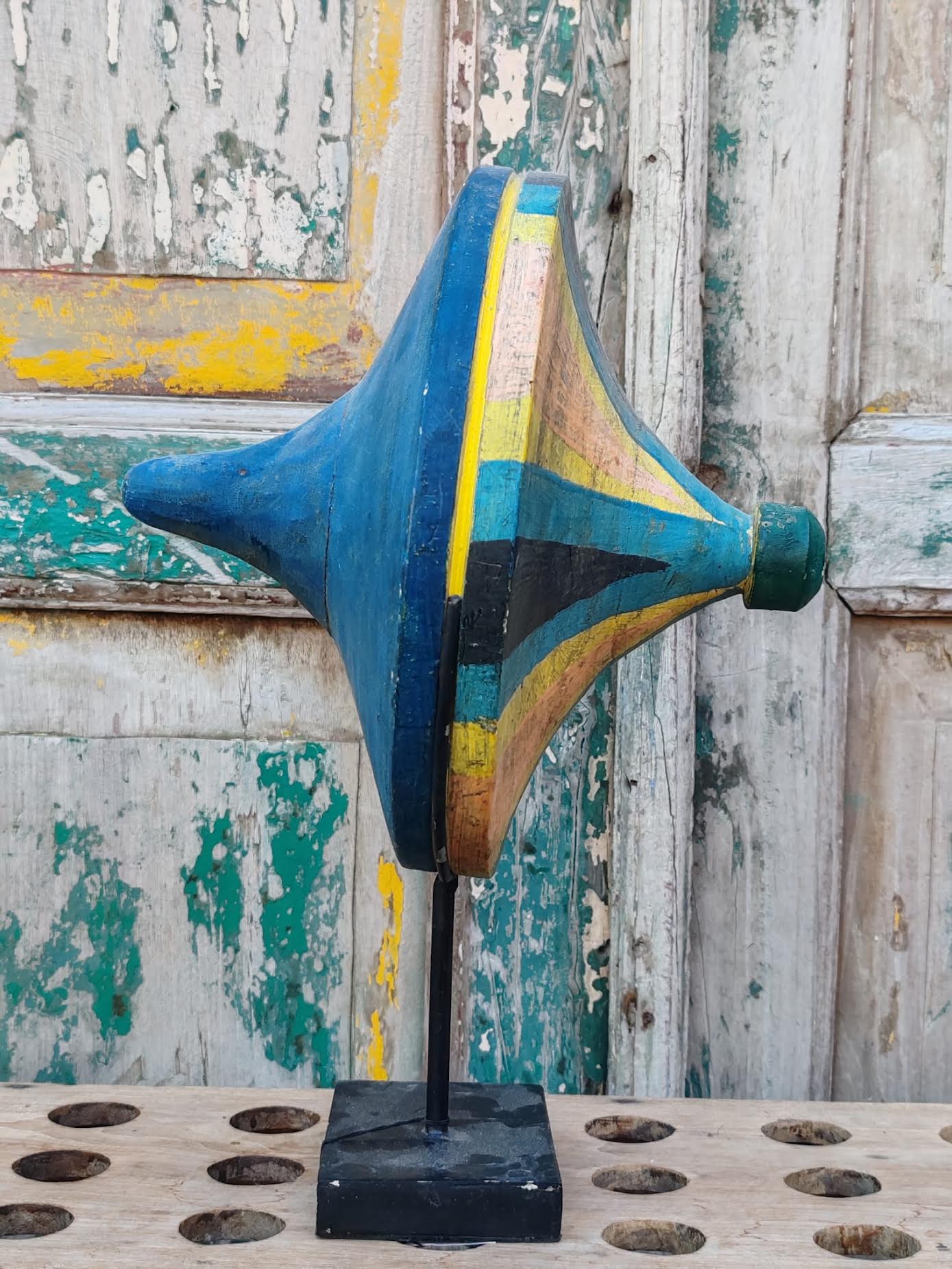 Toupie Toraja sur socle – Sulawesi (Indonésie)