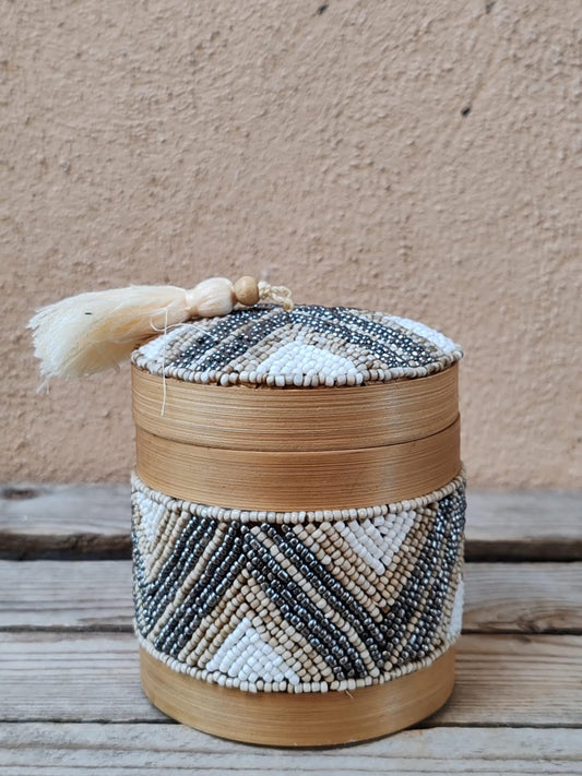 Boîte à offrandes en bambou et perles de rocaille