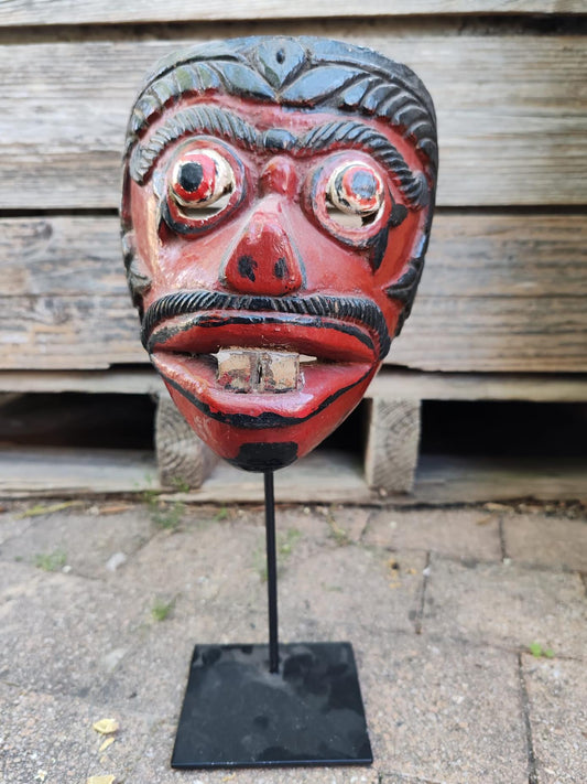 Masque sculpté traditionnel – Expression puissante