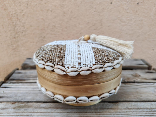 Grande boîte à offrandes en bambou, coquillages et perles