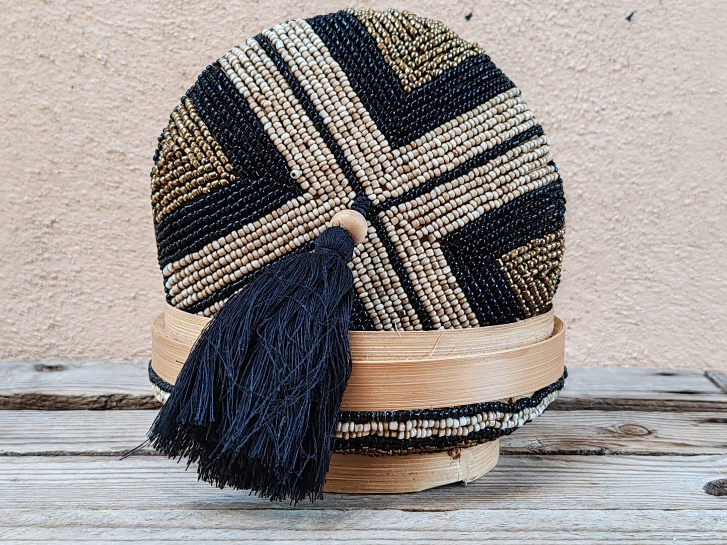 Boîte à offrandes en bambou et perles de rocaille