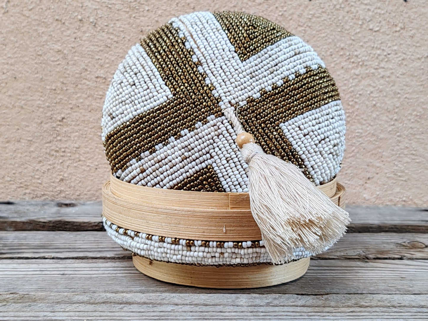 Boîte à offrandes en bambou et perles de rocaille