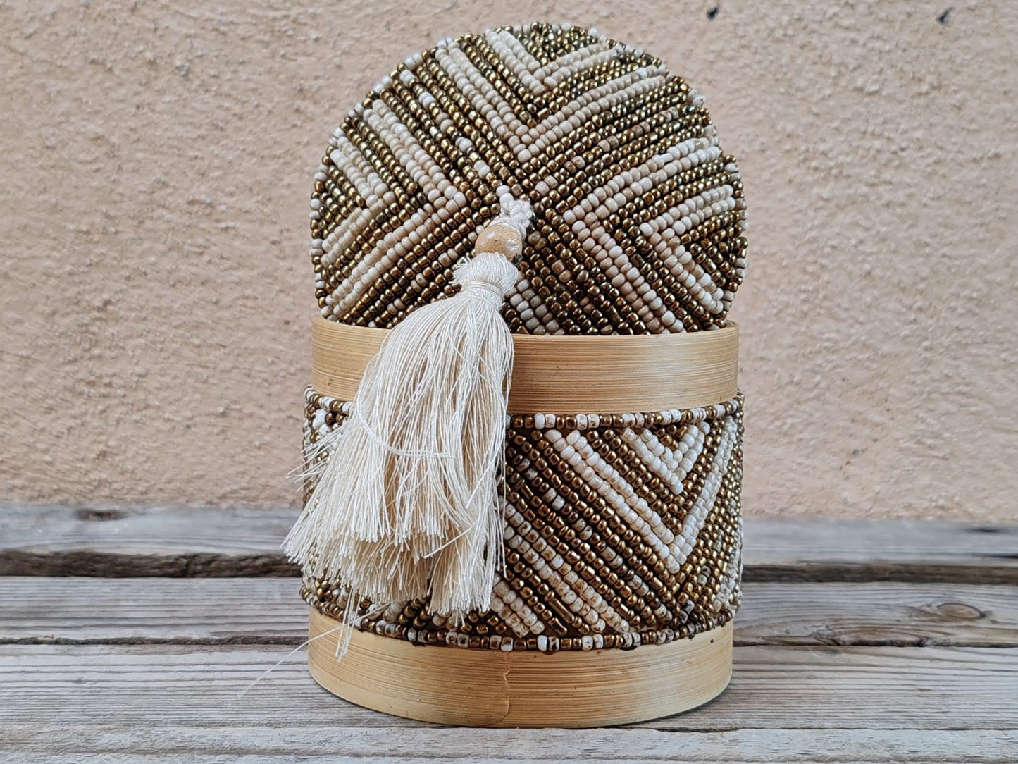 Boîte à offrandes en bambou et perles de rocaille