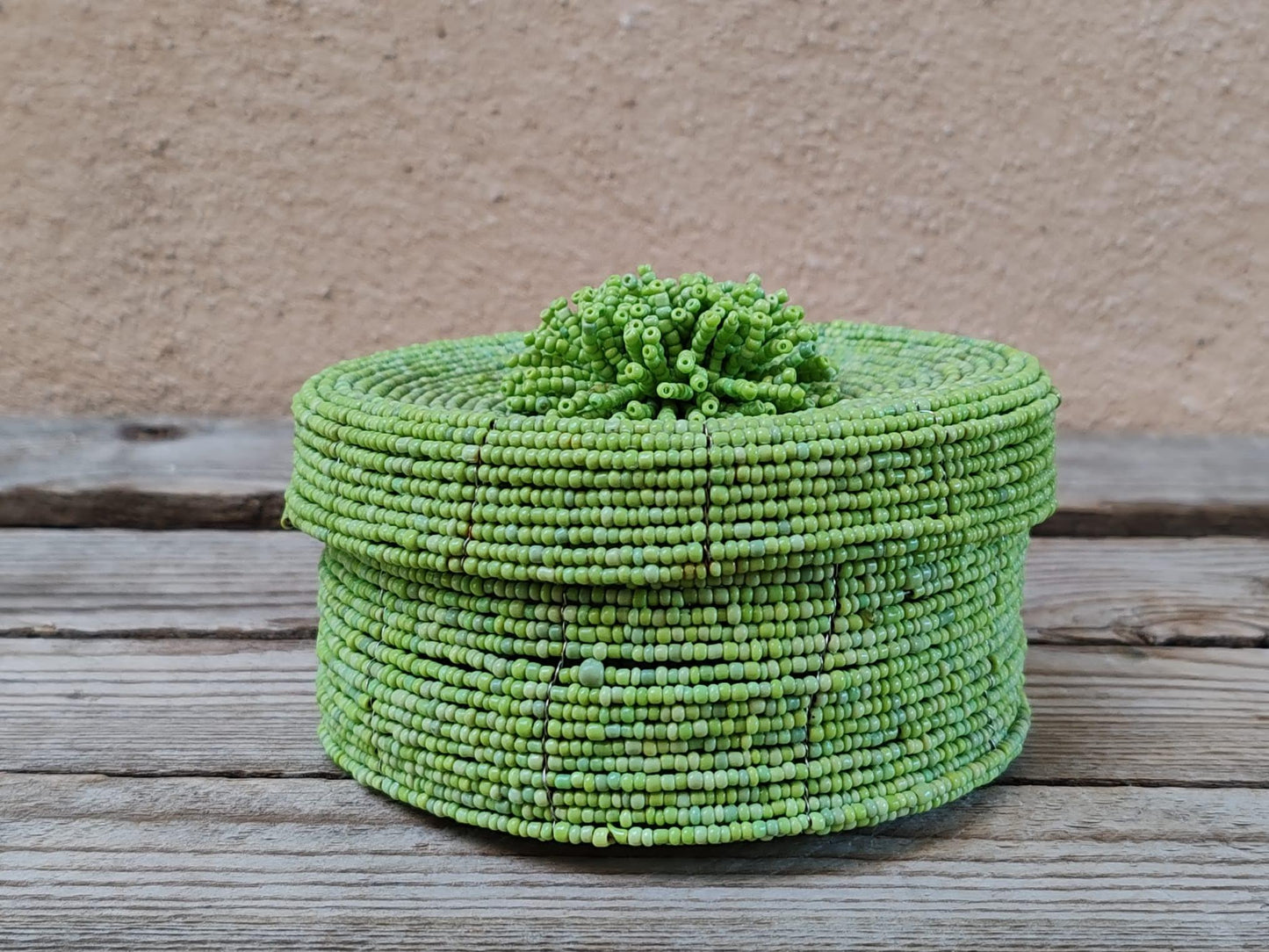 Boîte à offrandes en métal et perles de rocaille