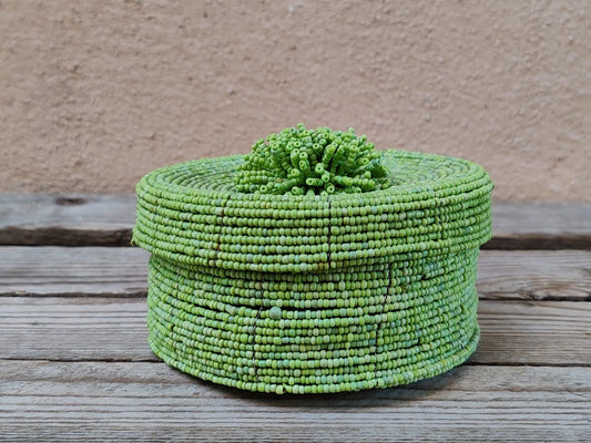 Boîte à offrandes en métal et perles de rocaille