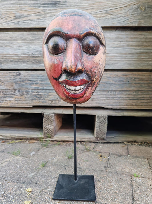 Masque sculpté traditionnel – Expression sage