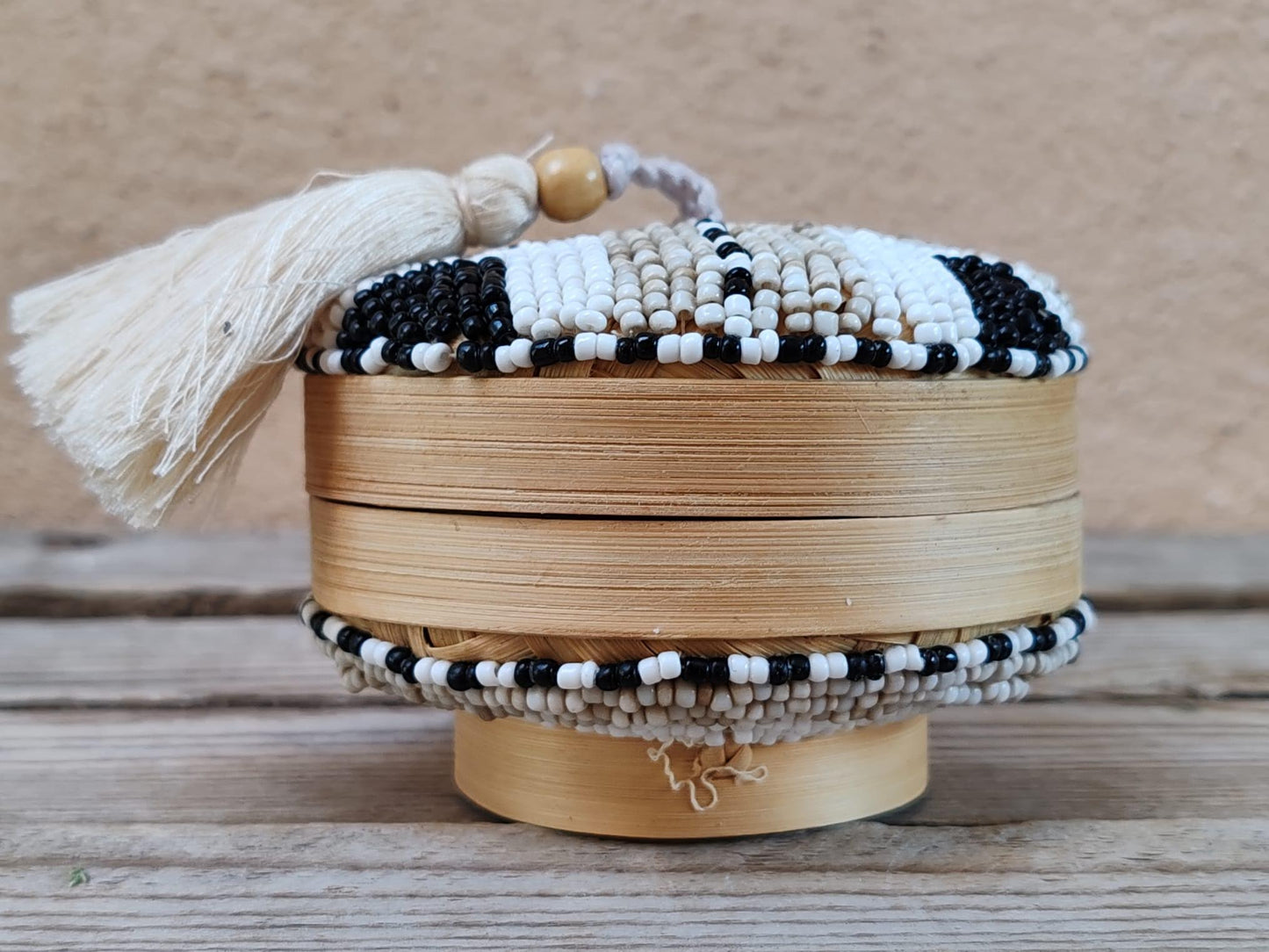 Boîte à offrandes en bambou et perles de rocaille