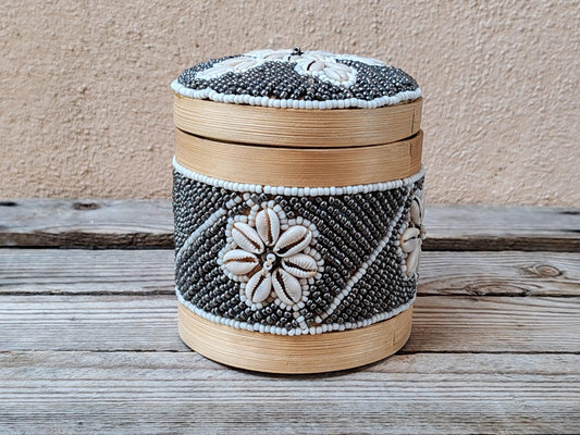 Boîte à offrandes en bambou, coquillages et perles de rocaille