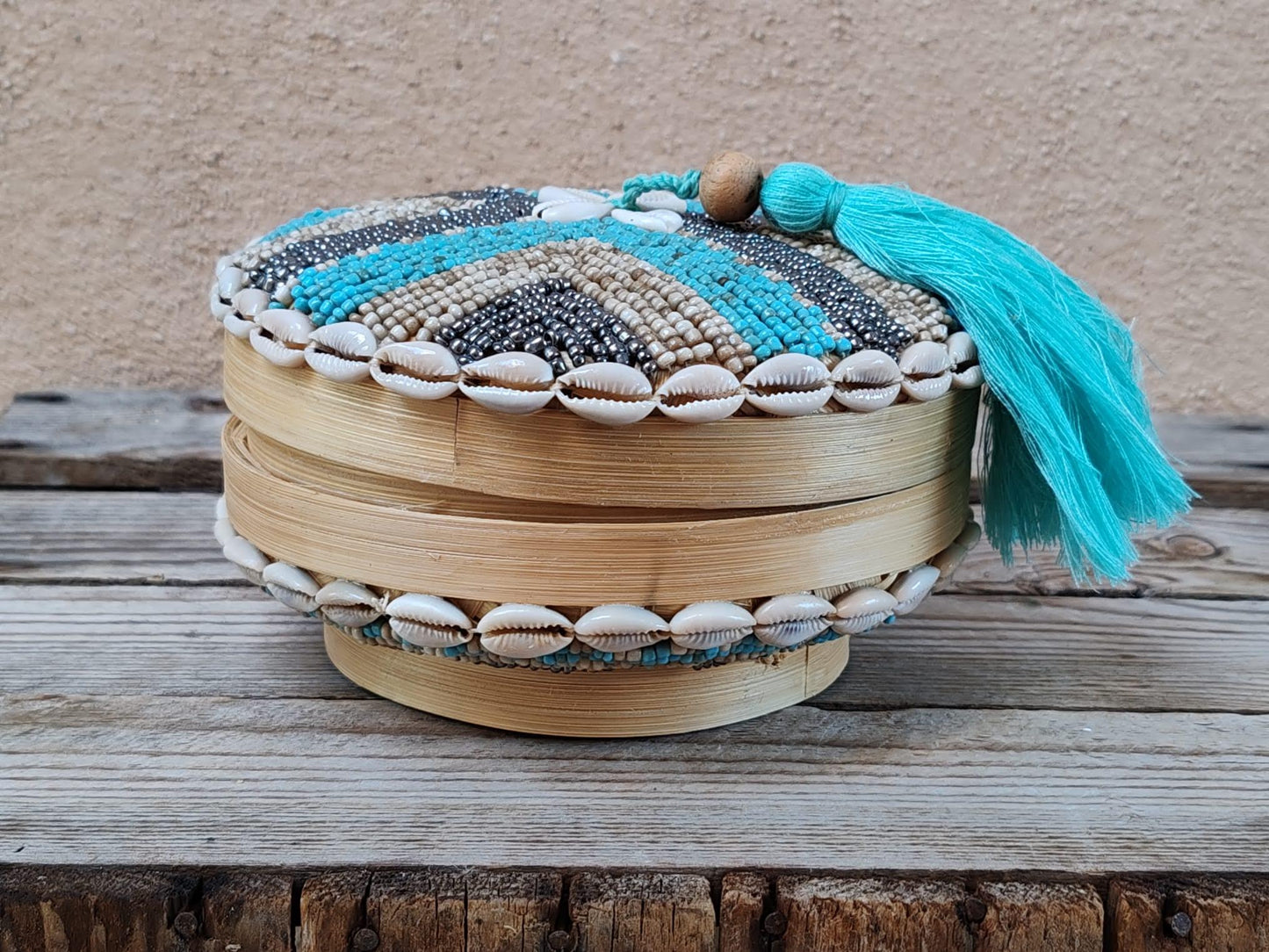 Boîte à offrandes en bambou tressé, coquillages et perles de rocaille
