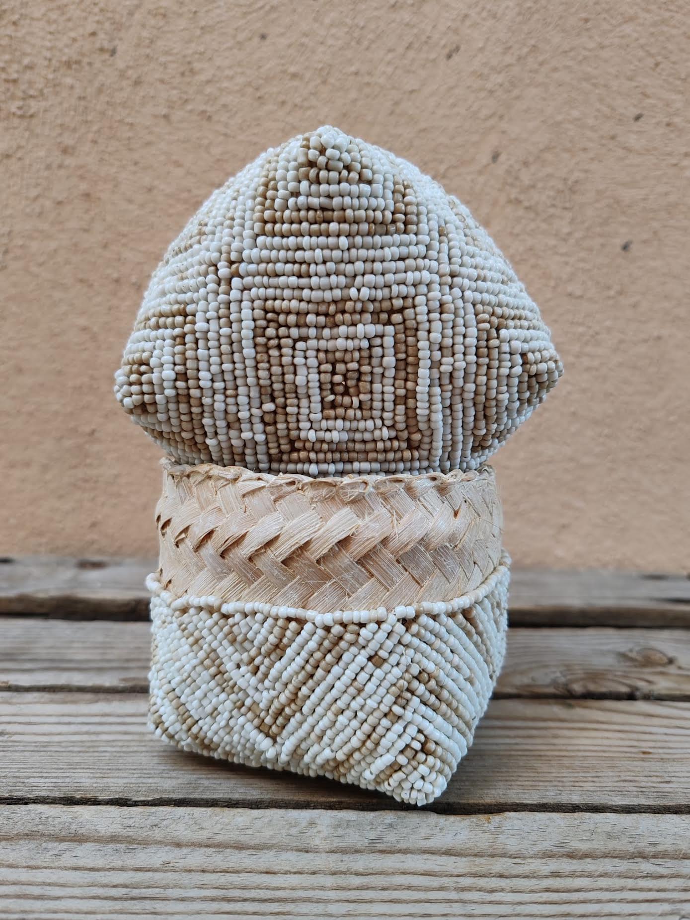 Boîte à offrandes en bambou et perles