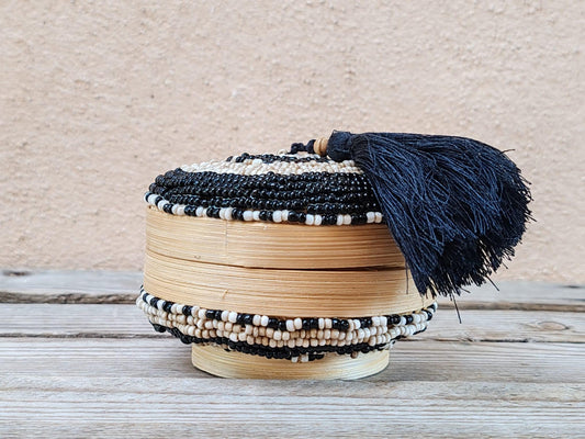 Boîte à offrandes en bambou et perles de rocaille