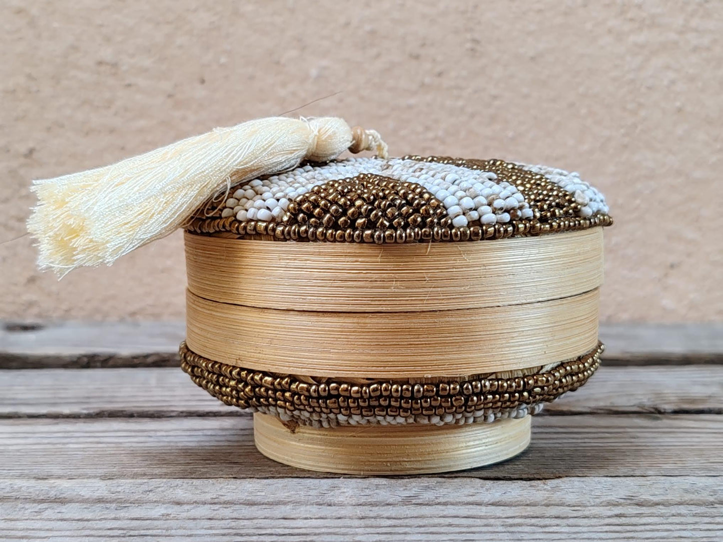 Boîte à offrandes en bambou et perles de rocaille