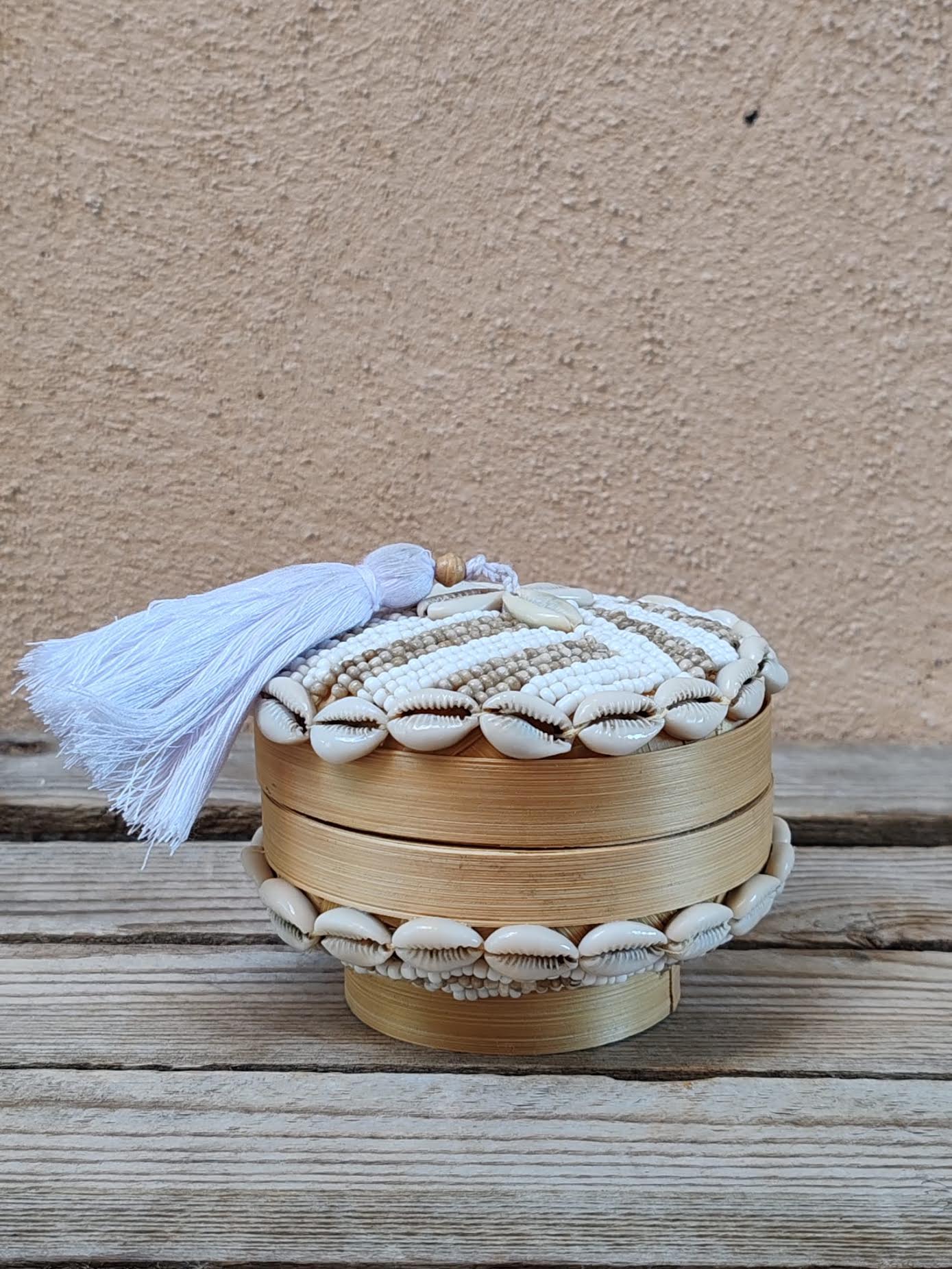 Boîte à offrandes en bambou, coquillages et perles