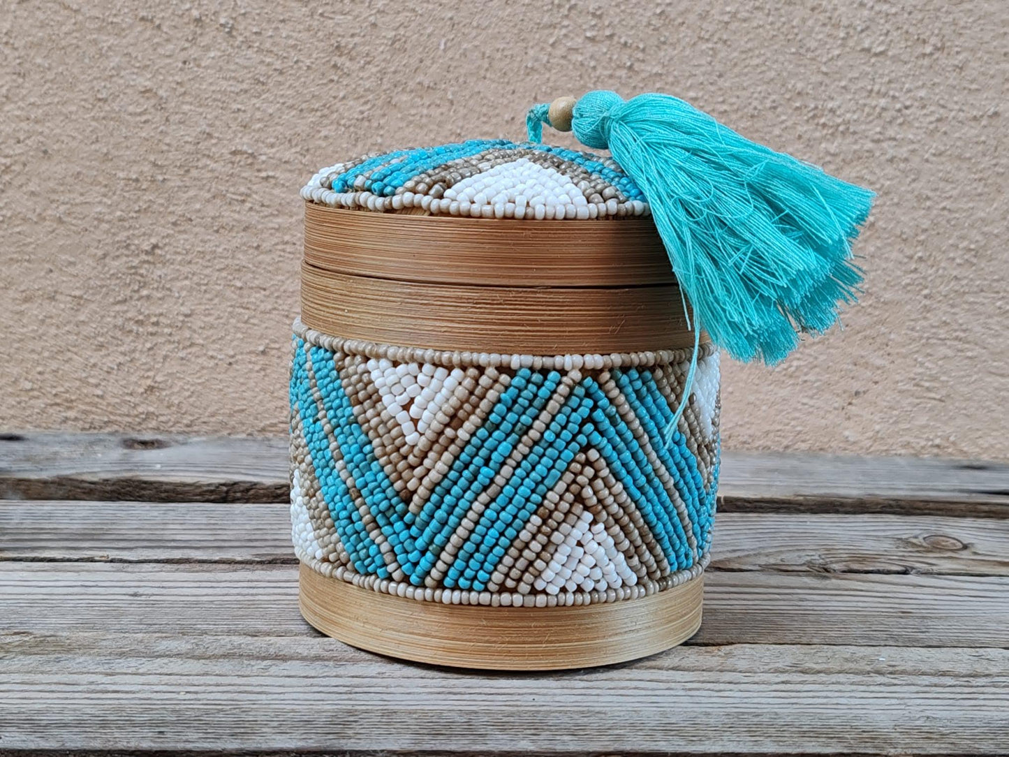 Boîte à offrandes en bambou et perles de rocaille