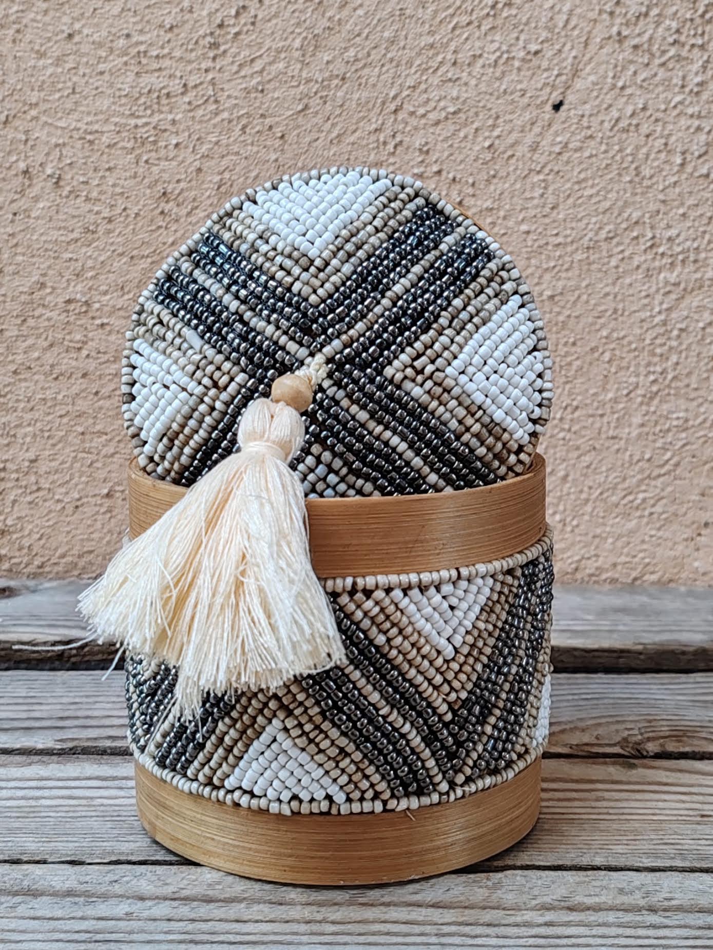 Boîte à offrandes en bambou et perles de rocaille