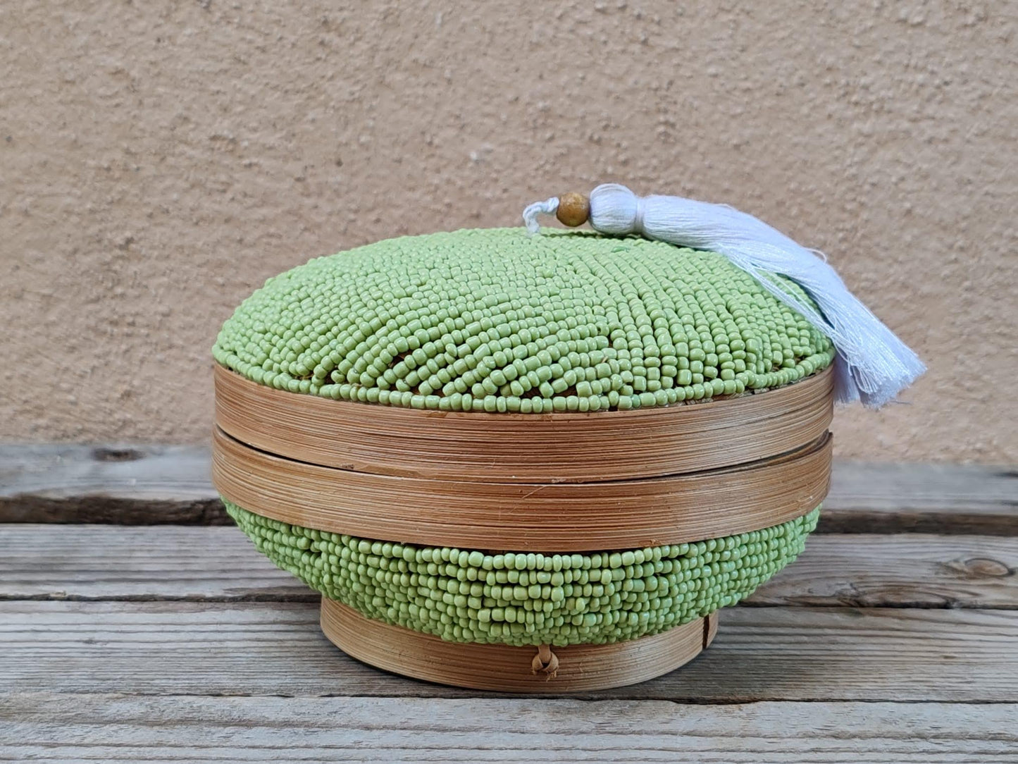 Boîte à offrandes en bambou et perles de rocaille