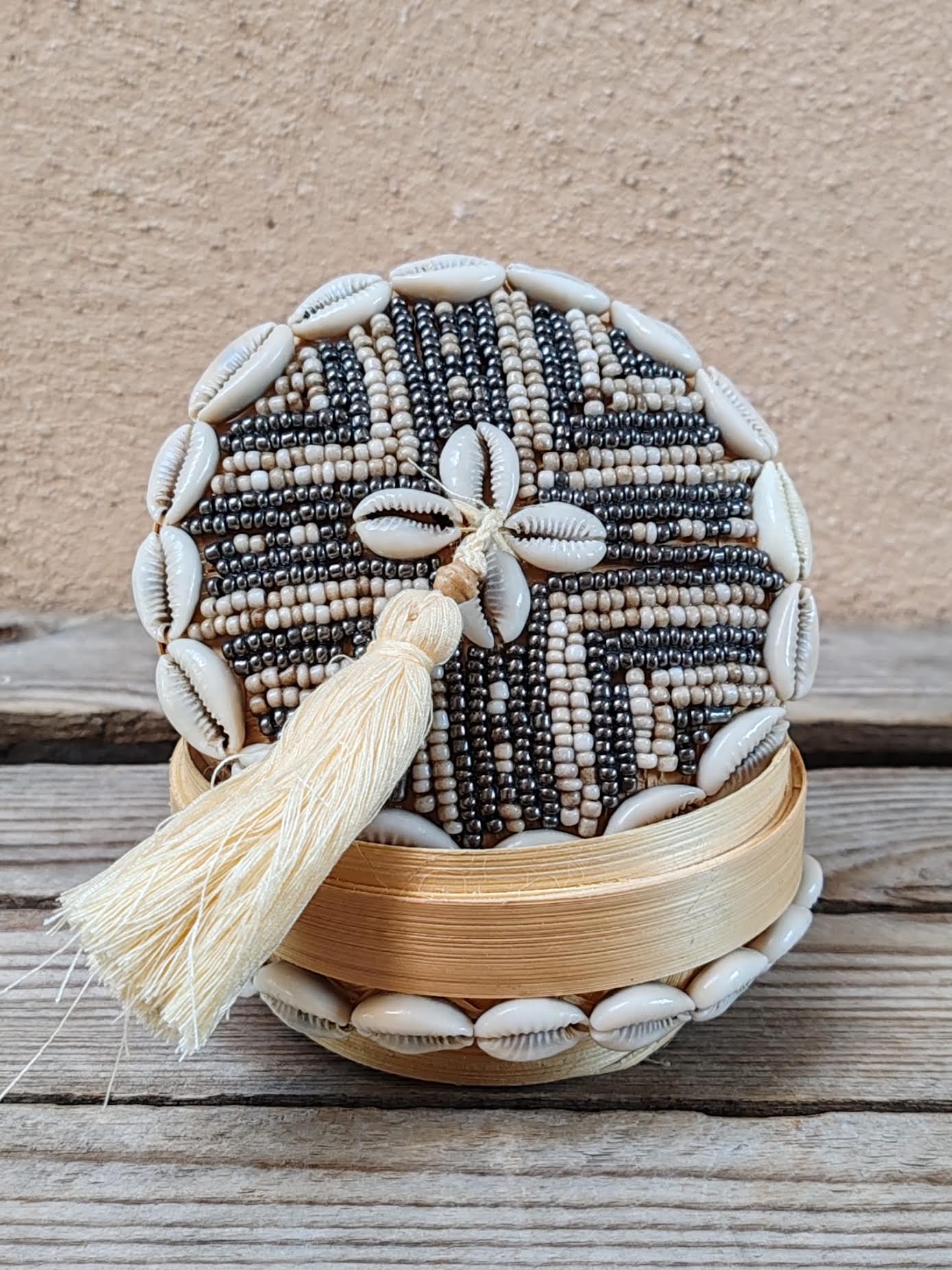 Boîte à offrandes en bambou, coquillages et perles de rocaille