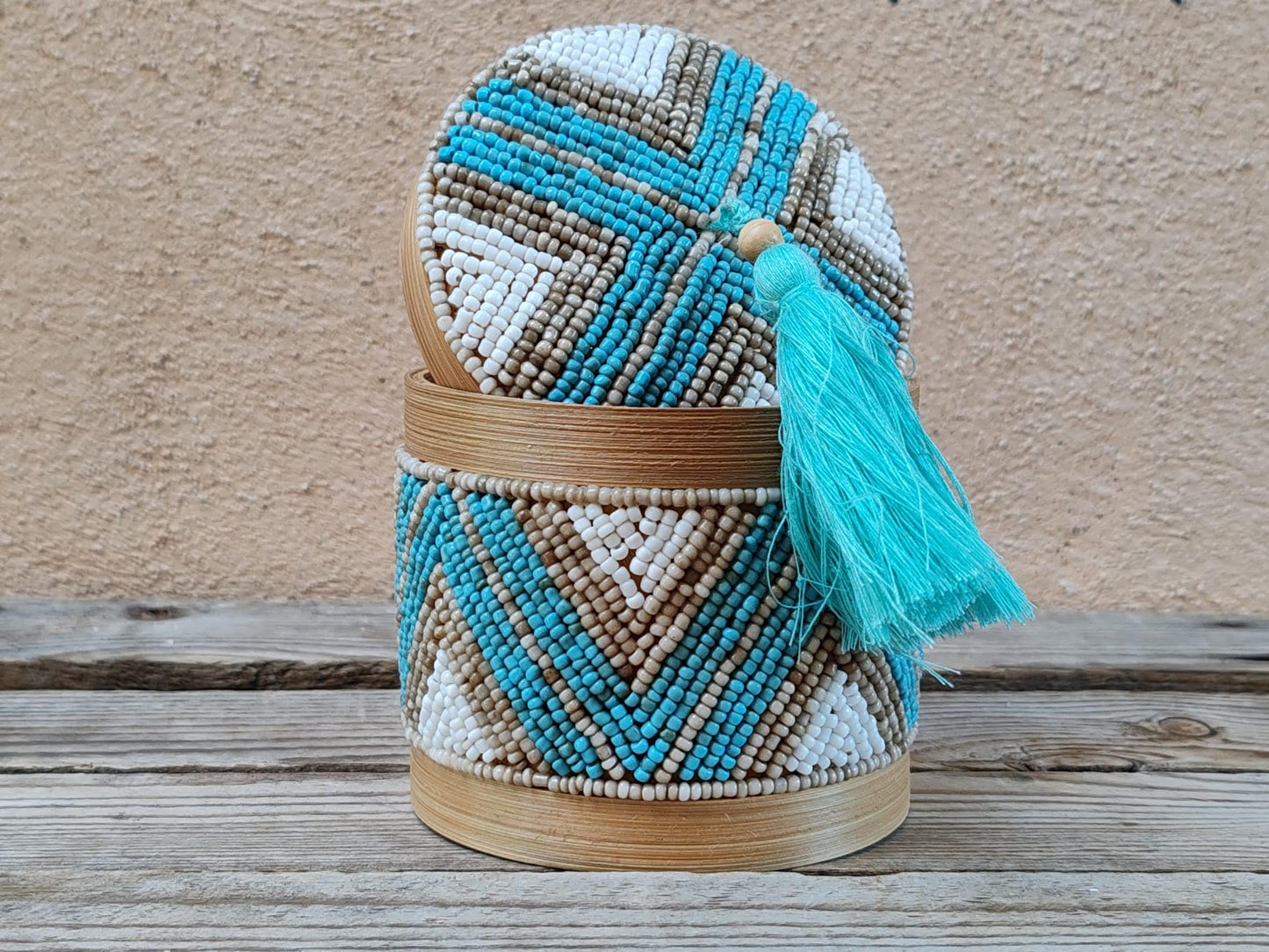 Boîte à offrandes en bambou et perles de rocaille