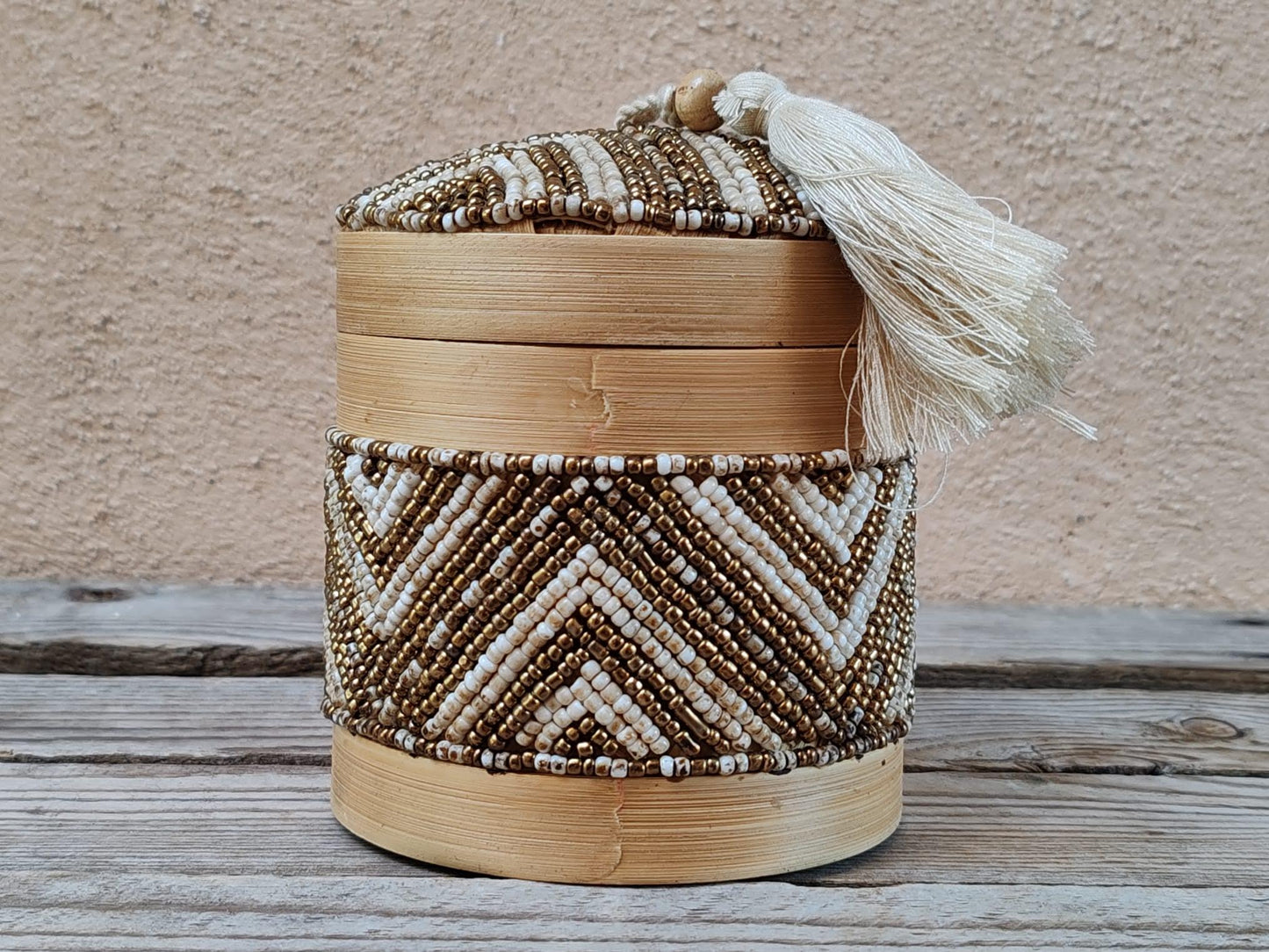 Boîte à offrandes en bambou et perles de rocaille