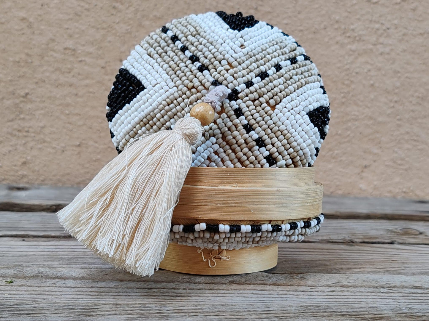 Boîte à offrandes en bambou et perles de rocaille