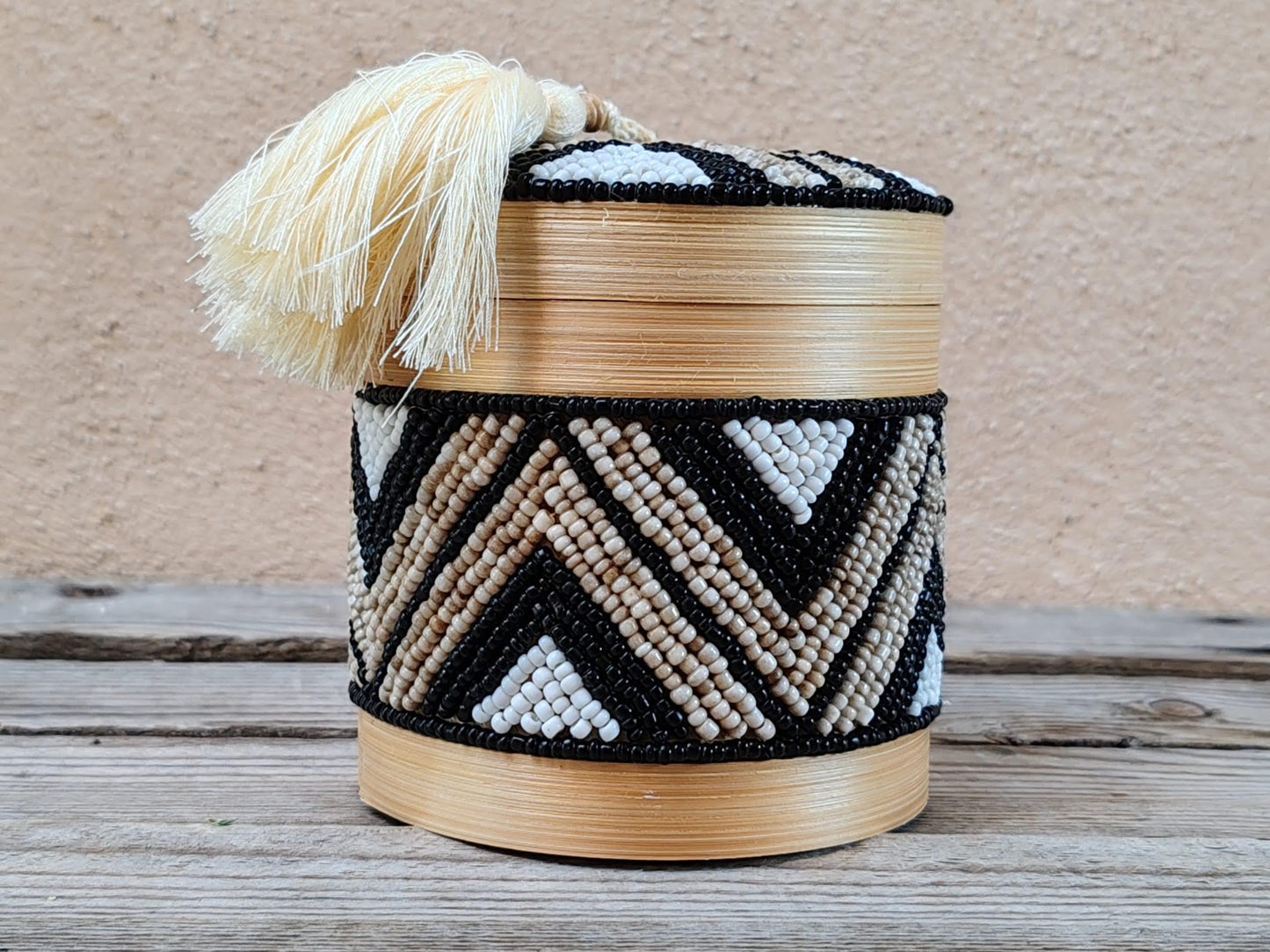 Boîte à offrandes en bambou et perles de rocaille