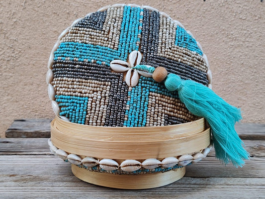 Boîte à offrandes en bambou tressé, coquillages et perles de rocaille