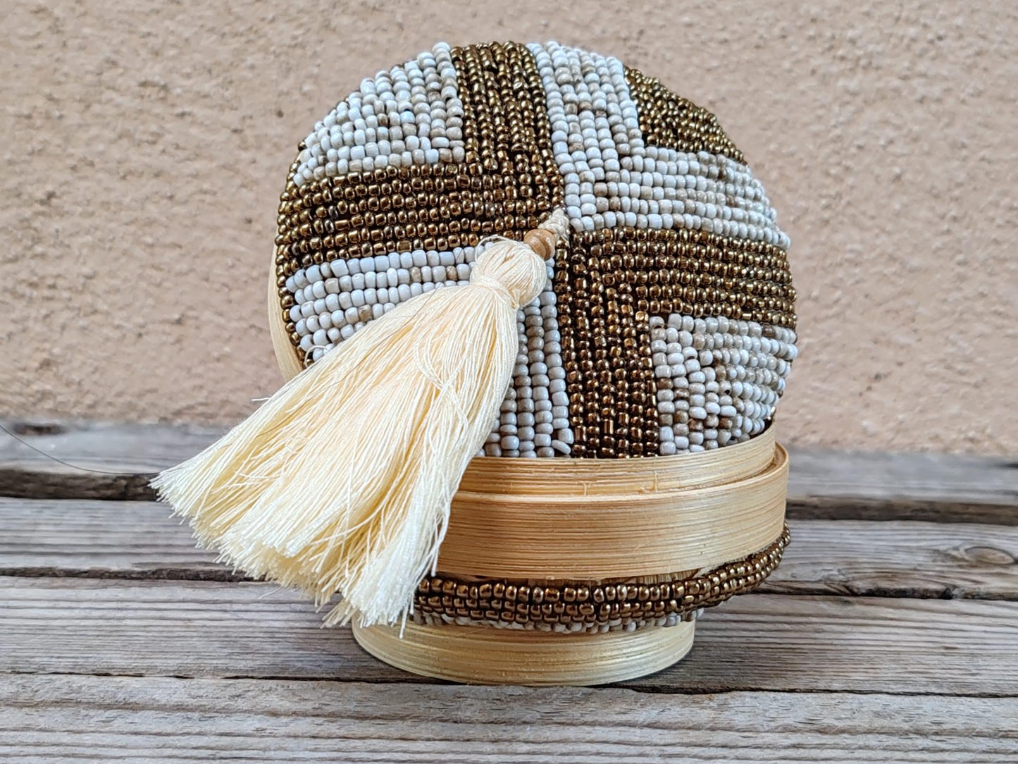 Boîte à offrandes en bambou et perles de rocaille