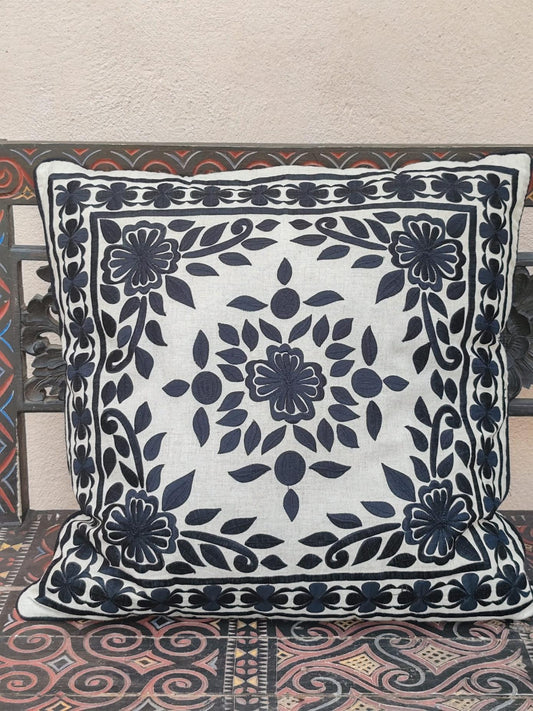 Coussin floral brodé