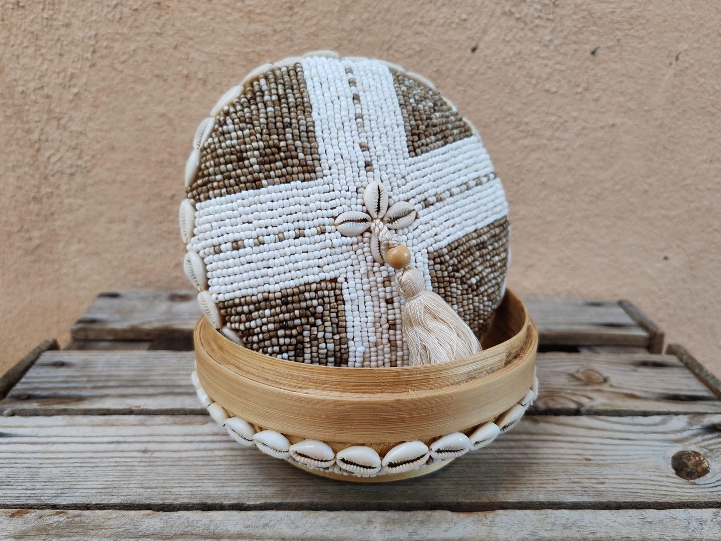 Grande boîte à offrandes en bambou, coquillages et perles