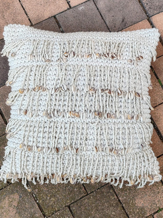 Coussin artisanal au crochet – Coquillages & perles