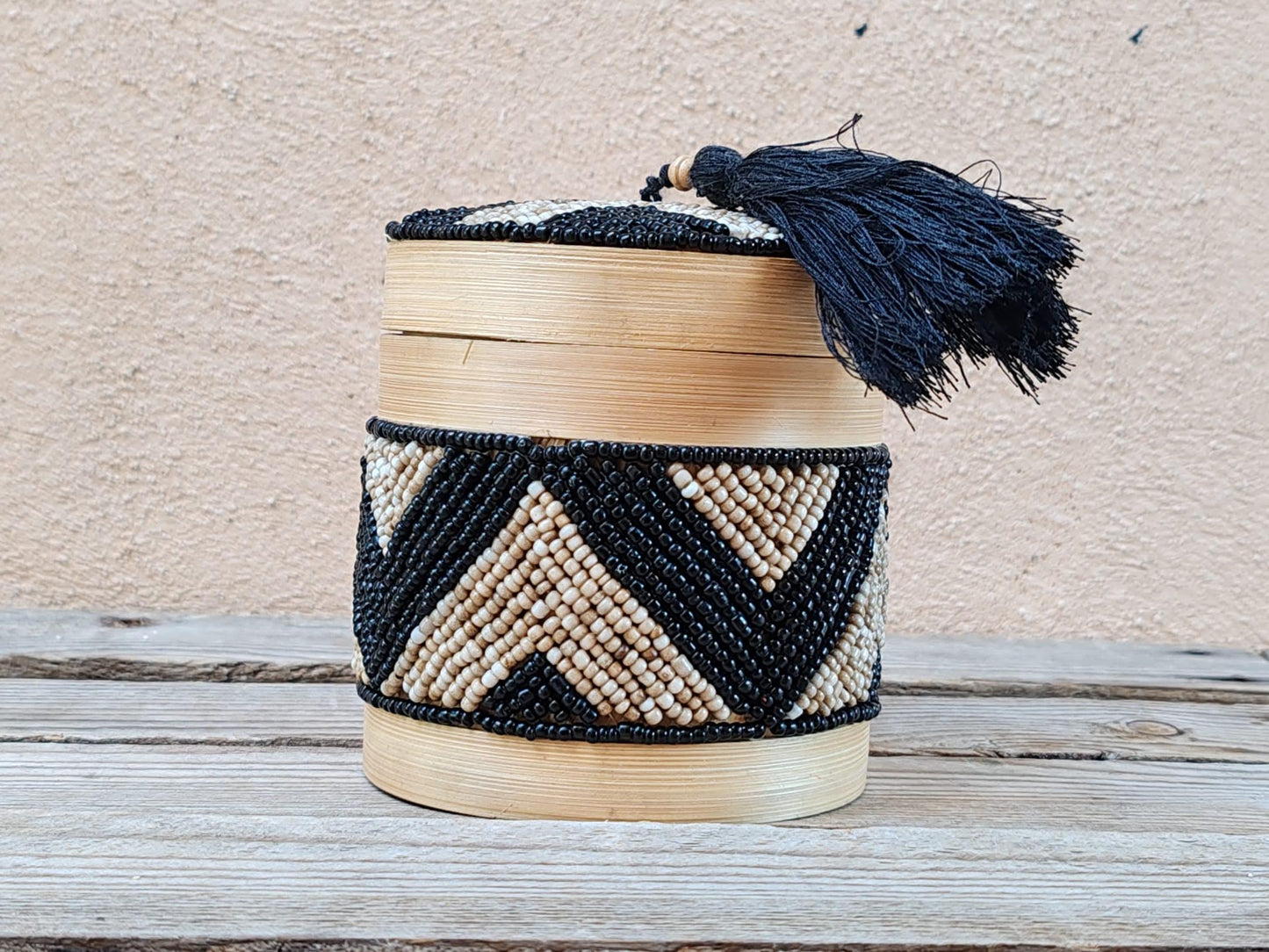 Boîte à offrandes en bambou et perles de rocaille