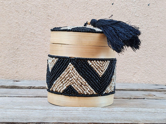 Boîte à offrandes en bambou et perles de rocaille