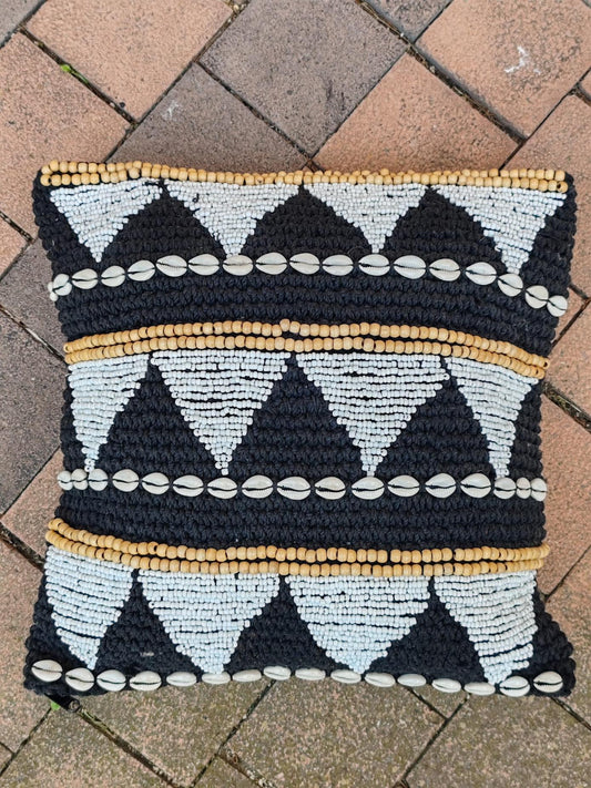 Coussin artisanal au crochet – Noir & Blanc